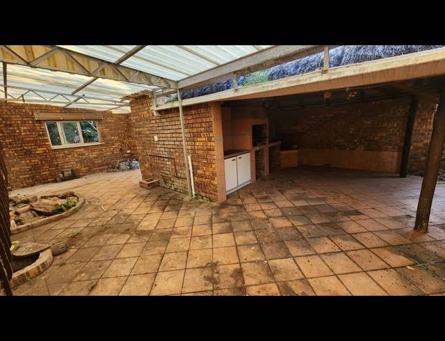 6 BEDROOM HOUSE FOR SALE IN UVONGO